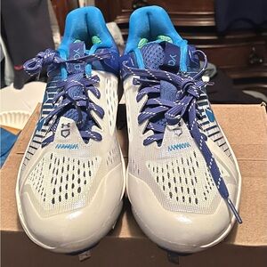 Men’s size 8 Under Armour Yard Low Metal Baseball Cleats Blue/White 3025592-400